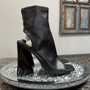 Steve Madden Black Open-Toe triangular Heeled sock Booties MEW 6.5